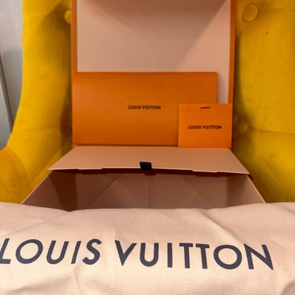 Louis Vuitton Bucket - Picture 13 of 14